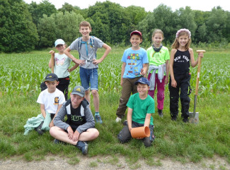 Wir graben nach Regenwürmern