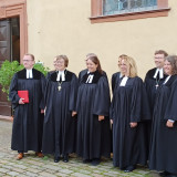 Pfarrerin z. A. Melina Racherbäumer (3. von links) wurde in Uettingen von Regionalbischöfin Gisela Bornowski ordiniert.